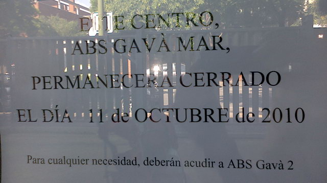 Cartell penjat al Centre Cívic de Gavà Mar anunciant que estar tancat el CAP de Gavà Mar l'11 d'octubre de 2010 (Pont del Pilar)